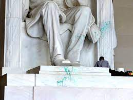lincoln memorial vandalized with green