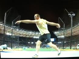 discus throw to wind or not to wind