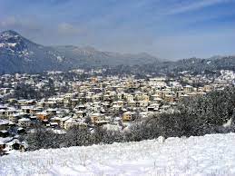 Смолян) uzaktaki bir kasaba ve kayak merkezidir bulgaristan'ın güneyinde, yunanistan sınırına yakın. Smolyan Wikipedia