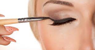 apply eyeliner on wrinkled eyelids