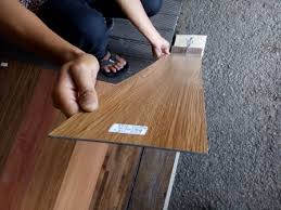 Lantai kayu dipilih karena punya kesan lebih menarik dibandingkan dengan memakai lantai keramik atau granit yang sudah lazim digunakan masyarakat. Keunggulan Lantai Kayu Dibanding Keramik Dan Granit