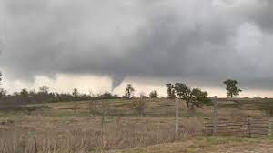 Texas tornado videos show damage; red ...