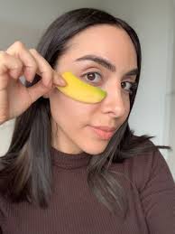 banana skin hack for dark circles