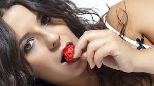 Resultado de imagem para fotos mulher comendo morango