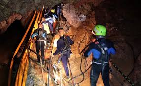 Resultado de imagem para Doze meninos e o tÃ©cnico de futebol sÃ£o retirados de caverna apÃ³s trÃªs dias de resgate na TailÃ¢ndia