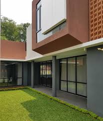 tropical contemporary courtyard