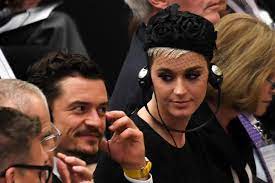 Katy literally dropped to the floor and was waving her booty around, beckoning orlando. that same month they saw a production of the absolute brightness of leonard pelkey in culver city, california. Katy Perry Orlando Bloom Verliebt Beim Papst Gala De