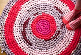 to crochet a traditional round rag rug