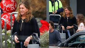 jennifer aniston goes makeup free as