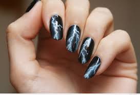 A través de nuestra tienda de productos para uñas de acrilico puedes adquirir el color negro. Unas Goticas Manicuras Oscuras Y Goticas De Color Negro Y Rojo Sangre Unas Pintadas