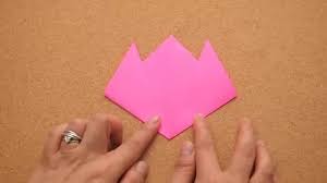 Siapkan beberapa kertas origami dengan warna yang berbeda, penggaris, pensil, dan juga pita berbagai warna. 3 Cara Untuk Membuat Bunga Origami Wikihow