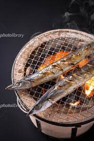秋刀魚を焼く 写真素材 [ 5557572 ] - フォトライブラリー photolibrary