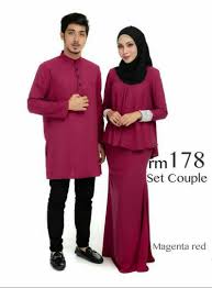 Baju kurung memiliki warna yang bervariasi, pemilihan warna tergantung pada kebutuhan pentas. 40 Koleski Terbaik Baju Raya Sedondon Couple Lamaz Morradean