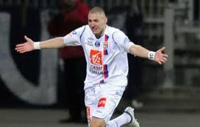 Кари́м мостафа́ бензема́ — французский футболист, нападающий испанского клуба «реал мадрид» и сборной франции. Real Madrid Star Karim Benzema Hints He Could Retire At Lyon