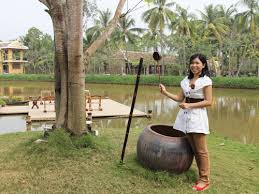 Image result for hình ảnh chiếc gáo dừa múc nước ở quê