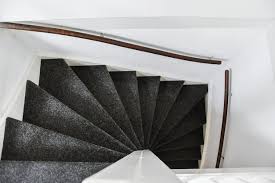 escada em espiral elegante com piso em