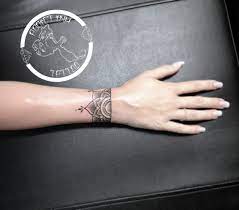Tatouage bracelet mandala poignet dotwork femme | Addict ink tattoo | NICE