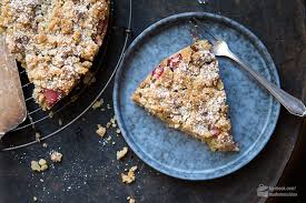 We enjoy this german plum cake with ice cream or whipped cream, too. Rhabarber Streusel Kuchen Mit Apfel Madame Cuisine