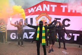 The official manchester united website with news, fixtures, videos, tickets, live match coverage, match highlights, player profiles, transfers, shop and more. Manchester United Fans Protest Club S Ownership Invade Old Trafford Brandish 50 1 Signs Bavarian Football Works