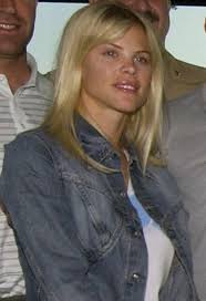 Elin nordegren places a hand on her baby bump as she watches her son play flag football in florida credit: Elin Nordegren Wikipedia