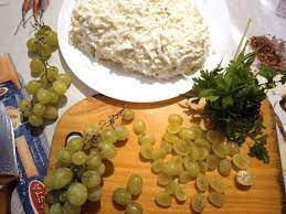 Куриный салат с виноградом и грецкими орехами: рецепт на Новый год