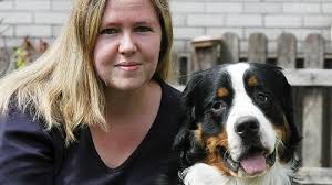 Stefanie Kronenberg ist froh, dass es ihrem einjährigen Berner-Sennenhund ...