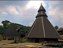 Bangunan ini terbuat dari kayu dengan atap berbentuk kerucut terbuat dari jerami. 7 Jenis Rumah Adat Papua Lengkap Nama Dan Gambar