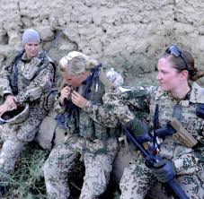 Soldaten der bundeswehr verdienen zwar ganz gut, aber viele zweifeln am sinn ihres dienstes. Bundeswehr Frauen An Waffen Werden Noch Lange Gefuhle Wecken Welt