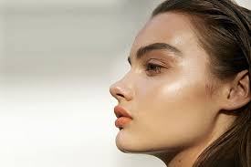 golden highlighter makeup trend be
