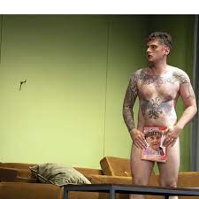 Anklam: Junger Schauspieler nackt auf der Bühne