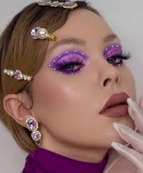 insram famous crystal eyeliner trend