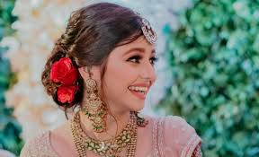 It's an ideal south indian bridal hairstyle for engagement but seeing brides sporting it at weddings exude freshness and an attractive change. 51 Stunning Wedding Hairstyles For A Round Face