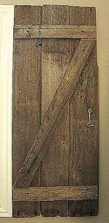 O design desta porta, com duas folhas de madeira e laterais preenchidas com vidro espelhado dá um toque para lá de moderno. 41 Ideias De Portas Rusticas Portas Rusticas Portas Rustico