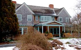 Based on the life stories of the eccentric aunt and first cousin of jackie onassis raised as park avenue débutantes but who withdrew from new york society, taking shelter at their long island summer home, grey gardens.. Grey Gardens Estate Wikipedia
