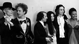 Yoko Ono a-t-elle réellement trafiqué la photo avec David Bowie ? | TF1 INFO