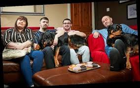 You can't actually sign up for gogglebox, they have to find you so they have a whole team of people that go out looking for new cast members. Gogglebox Cast Tom Malone Jr Details How Family Ended Up Channel 4 Series Can T Sign Up Thejjreport