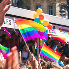 Juni 2020 mit dem global pride day auf gewalt und diskriminierung gegen lesben, schwule, bisexuelle anschließend zeigt das bild die gehisste regenbogenflagge neben der flagge der. Lgbt Pride Monat Wofur Steht Die Regenbogenfahne