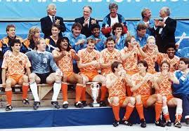 Op 25 juni 1988 won nederland voor het eerst in de geschiedenis het europees . Heimwee Naar 1988 Vandaag Precies 30 Jaar Geleden Nederlands Voetbal Ad Nl