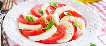 Résultat de recherche d'images pour "photo de salade tomate mozzarella avec salade"