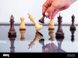 Homme d'affaires dans le jeu d'échecs et mat est roi par pion Photo Stock -  Alamy