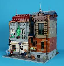 Iconic vehicles and buildings form the bustling backdrop. Dieses Lego Haus Ist Wunderbar Verspielt Und Lasst Sich Schwer Verorten Zusammengebaut