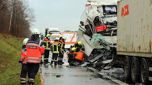 Durham police said three … 2 Crash Nach Unfall Auf A1 Lkw Fahrer Stirbt Am Stauende Regional Bild De