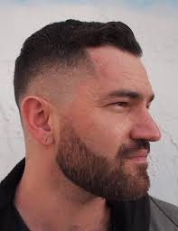 Männer mit sehr hellem haar sollten eine andere frisur wählen, denn ein zu kurzer schnitt lässt ihre kopfhaut stark. 90 Perfekte Haarschnitte Fur Den Mann Mit Geheimratsecken
