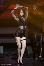 ファンミーティングに登場した歌手iuの画像が韓国のオンラインコミュニティに掲載され ネチズンの注目を集めている 画像を見たネチズンは 太もものバンド が少し小さく見えるのは私だけ ドラマ プロデューサー のシンディを再現 私がしたらバンド