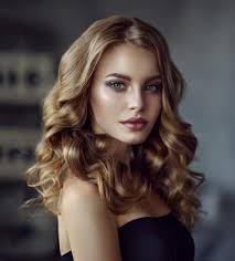 Let's take a second to admire this beautiful short curly hairstyle. Picture Girls Beautiful Glance Dark Blonde Face Curly Hairstyles