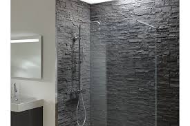 Le carrelage n'est pas inévitable dans une salle de bains, pensez au sol vinyle : Que Mettre Sur Les Murs De La Salle De Bains