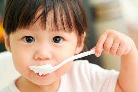 Bé 1 tuổi ăn cơm được chưa và dấu hiệu nào cho thấy con đã sẵn sàng?