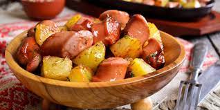 Жареная картошка с сосисками на сковороде: рецепт - Лайфхакер