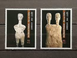 صورة لطوابع بريدية تحمل صوراً لتماثيل "عين غزال" – مصدر الصورة: الجمعية الجغرافية الأردنية.