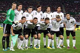 Ich bin hier bei der nationalmannschaft und da sind wir ein team und laufen für deutschland auf. Deutsche Fussballnationalmannschaft Wikipedia
